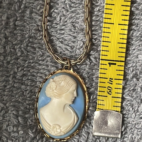 Sarah Coventry 17” gold chain 4.5 ext. about 1” by 3/4” width light blue Cameo - Picture 3 of 12